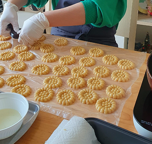 麵團揉好後,一個個手工壓成傳統藥果的花樣