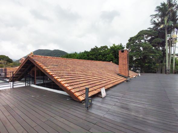 保留完整的紅磚屋頂