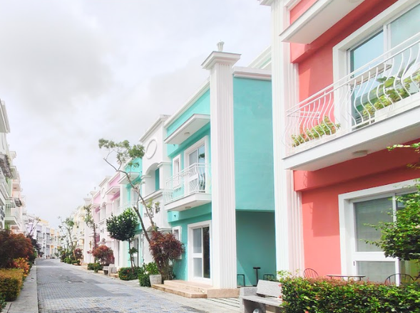 恆春民宿街,充滿多巴胺的小社區,隨處一角落都讓人活力滿滿。(現場有住宿旅客請勿打擾,且請勿隨意進入建築物打擾)