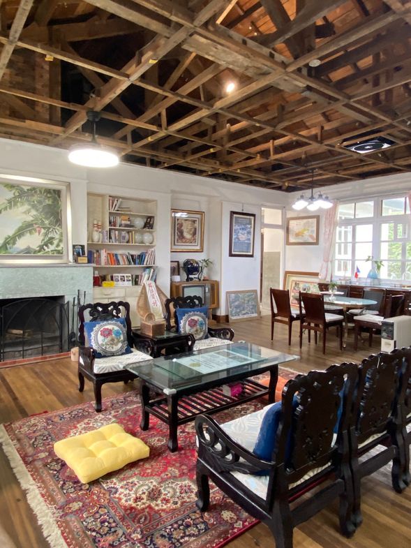 特色的天花板結構、美國住家固有的壁爐、大量的玻璃窗與採光