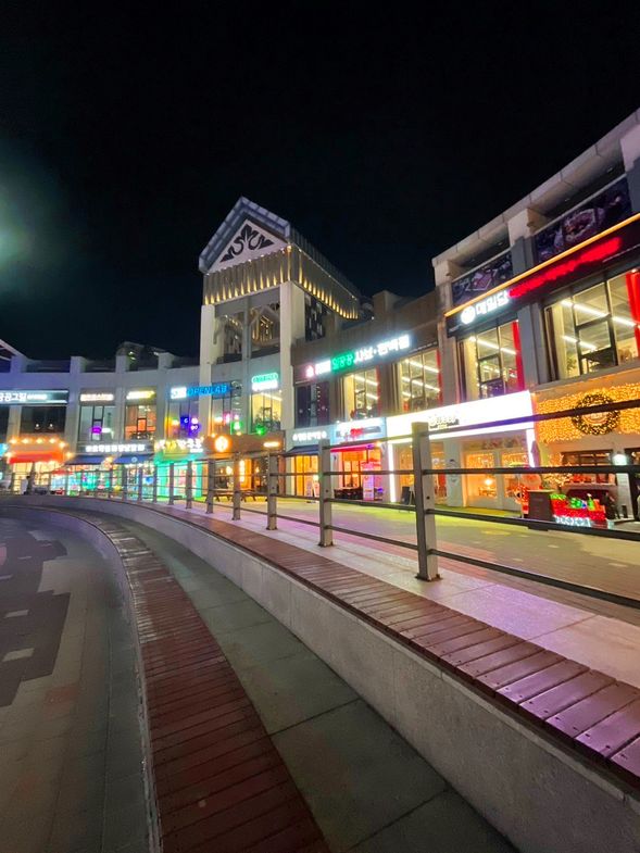 靠近金浦機場的景點 - Laveniche廣場,整排的餐廳,可以在這裡享用晚餐後再去機場