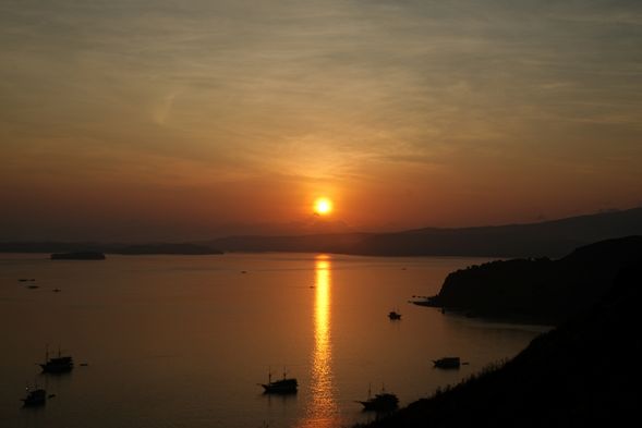 在甲板上欣賞日出美景