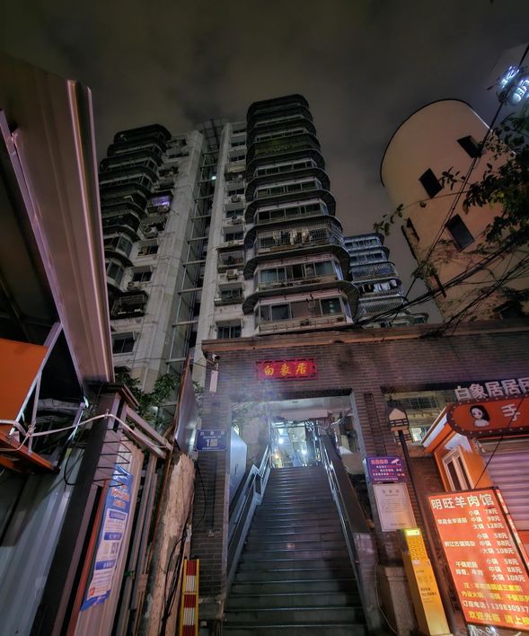 🏙️ 重慶・白象居|走進8D山城的魔幻日常
走進重慶最具代表性的山城居民區之一,24樓的高樓沒有電梯,卻有3個不同高度的入口。