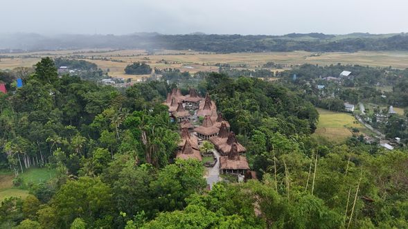 Praijing Village(帕萊金傳統村)
走進茅草高頂建築聚落,了解當地馬魯普族人的日常與文化,體驗未被現代化吞沒的部落生活。