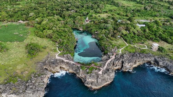 Weekuri Lagoon(威庫里潟湖)
松巴最著名天然潟湖,清澈淡藍,可下水漂浮、跳水或野餐,輕鬆放鬆的一站。