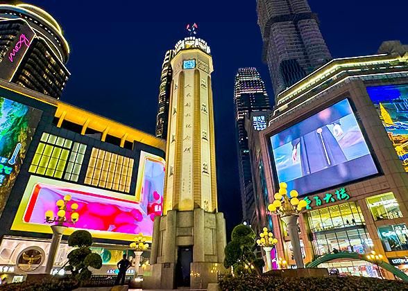 🏙️ 重慶・解放碑|站在城市最繁華的心臟
以解放碑為中心,周邊匯聚商圈、美食與潮流街區,霓虹燈交織、高樓林立,走在街頭就能感受到重慶滿滿的城市活力。