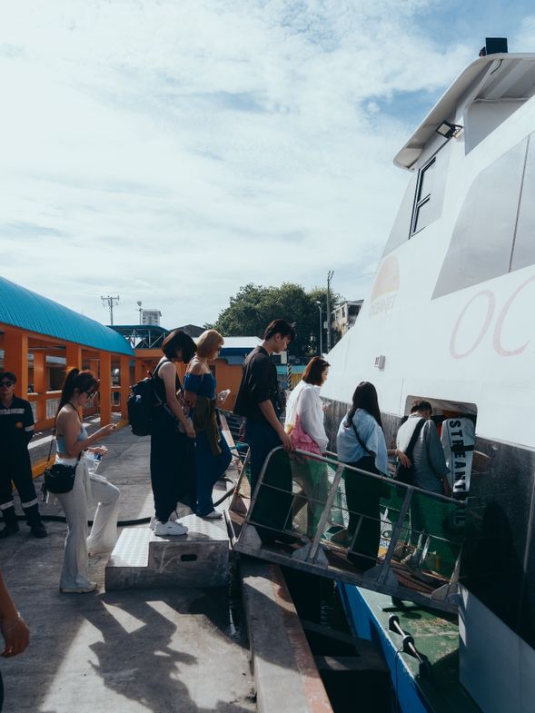 ⛴️ 搭船前往薄荷島
迎著海風前往薄荷島,旅程正式開啟。