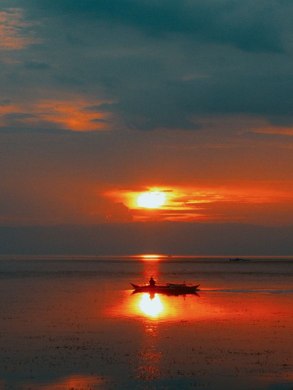 當夕陽落入海平面,金色光影為薄荷島寫下浪漫的旅程句點