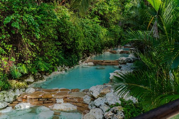 📍oneeighty Dayclub懸崖無邊際酒吧
一杯調酒、一池懸崖泳池、無盡海天交界。站在透明泳池上,像是走在世界的邊緣,美到讓人不想回現實。