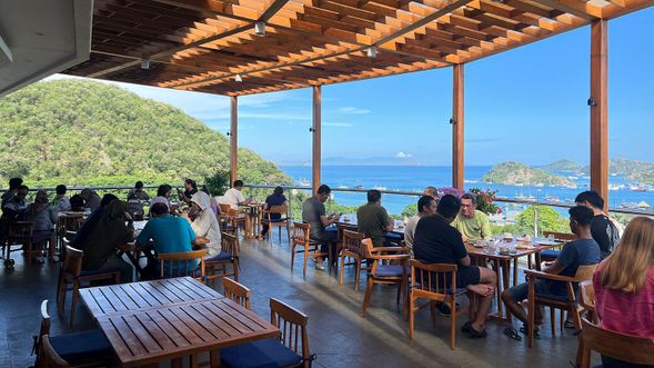 享用飯店早餐 - 退房 - 送機