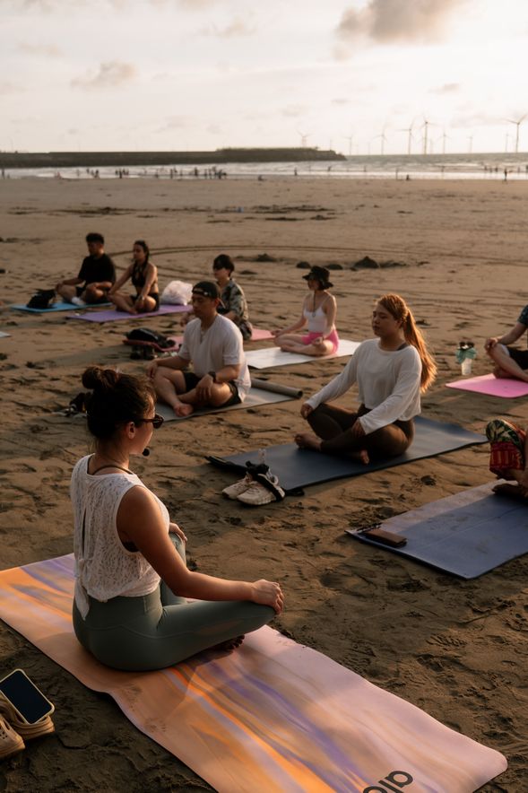 Sunset yoga - 在夕陽下舒展身體,跟著海風放慢呼吸,享受屬於自己的療癒時光。