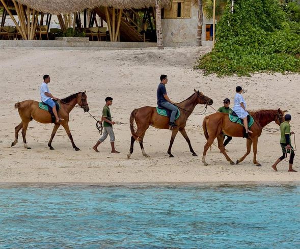 在 ARYA,你可以安排在夕陽下的沙灘騎馬,或是深入當地的部落進行文化交流。這裡的服務團隊強調熱情且個人化的照顧,讓你不只是住客,更像是被島嶼接納的朋友。