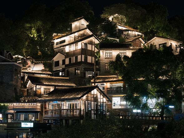 🏮 重慶・下浩里|藏在山城裡的老重慶
一路穿梭在高低錯落的巷弄間,還能眺望長江與對岸城市景色。