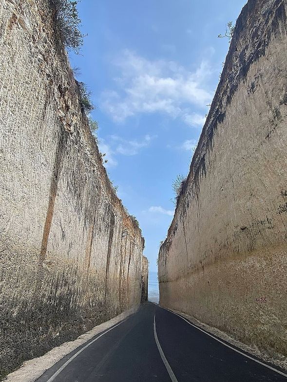 一條沿著海岸懸崖蜿蜒前行的秘境之路,左手是遼闊海景,右手是峇里綠意,像是大自然專為旅人鋪上的自由大道。