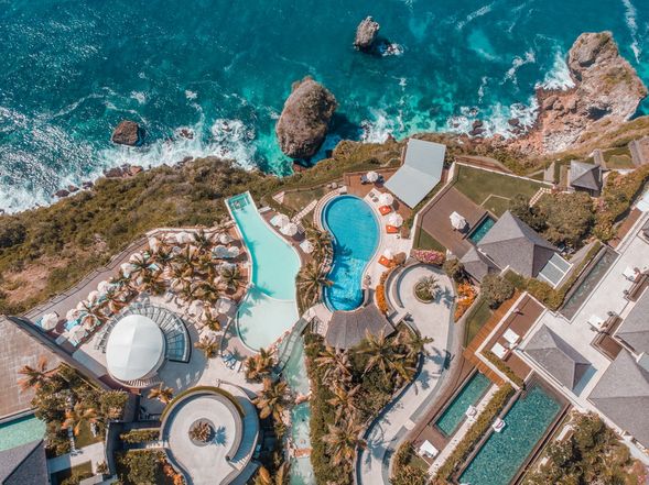 📍oneeighty Dayclub懸崖無邊際酒吧
一杯調酒、一池懸崖泳池、無盡海天交界。站在透明泳池上,像是走在世界的邊緣,美到讓人不想回現實。