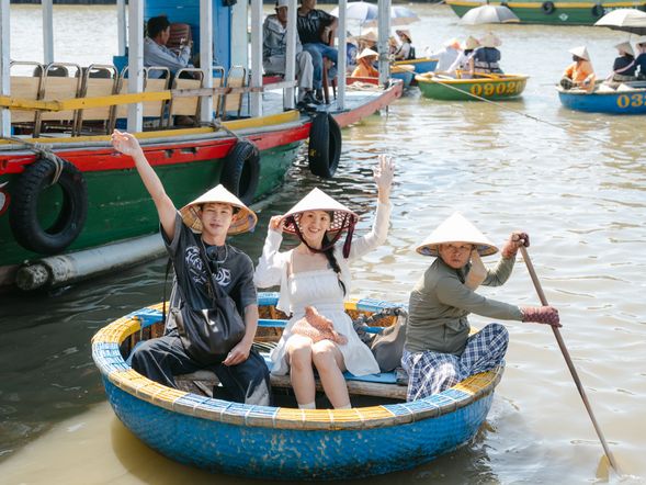 🚣 穿梭水椰林
搭上傳統竹編圓形椰子船,穿梭在會安水椰林之間。隨著船隻在水面旋轉前進,體驗充滿越南特色的水上旅程。