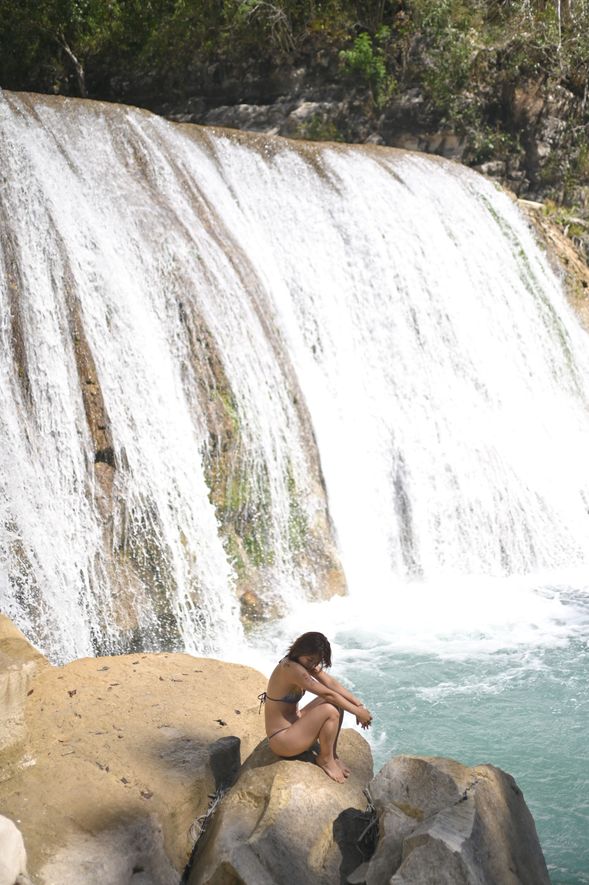 Tanggedu Waterfall 深入被譽為「松巴島大峽谷」的 Tanggedu,白色石灰岩壁夾峙著薄荷綠色的清澈溪水,可在此跳水、戲水,體驗最奔放的荒野冒險。