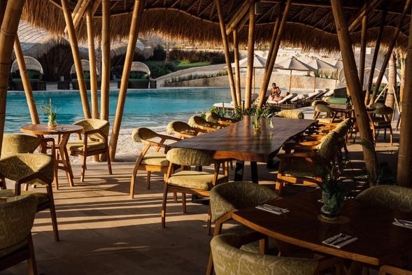 極簡感: 室內與公共空間則運用了現代極簡主義,大量使用當地的天然石材、原木與通透的大片落地窗。這種設計讓人在室內也能感受到光影的流動,以及窗外印度洋的壯闊景緻。