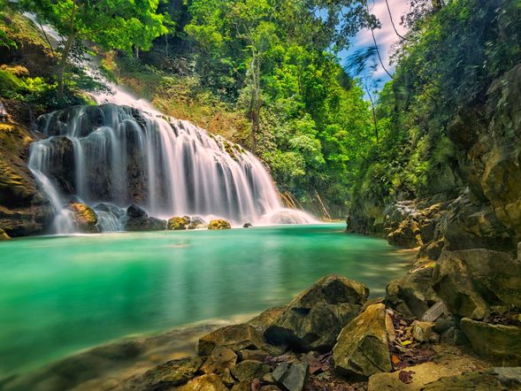 Lapopu Waterfall|森林中的階梯瀑布秘境
西松巴最壯觀的瀑布之一,高約 90 公尺,水流沿著岩壁形成層層階梯般的瀑布景觀。穿過森林步道後,瀑布突然出現在眼前,清澈的天然水池與原始森林環境讓這裡成為松巴島最療癒的自然秘境。