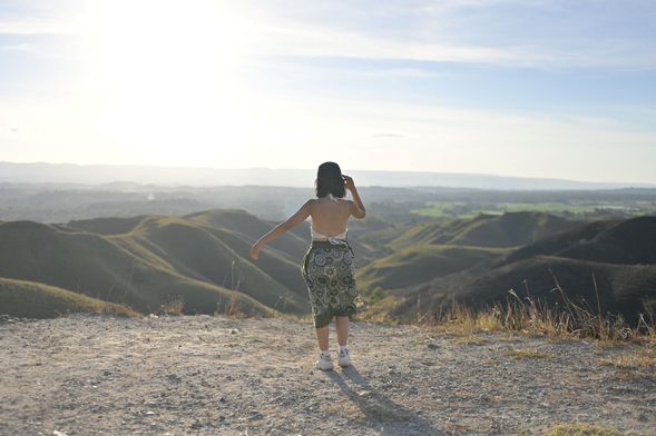 Ledongara Hills 傍晚登上連綿翠綠的草丘,在最溫柔的金色夕陽下拍出「Windows 桌布級」的絕美大片,也是馬年拍照最具空間感的地方。