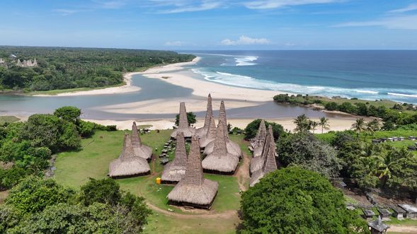 Ratenggaro Village
面向印度洋的海岸部落,高聳茅草屋與海岸景觀形成松巴最壯觀的文化地標