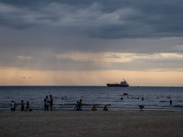 🌊 峴港海岸線
來到被譽為峴港代表性海灘的美溪海灘,感受綿延沙灘與海風吹拂。放慢腳步,在旅程最後一天享受一段輕鬆的海岸時光。