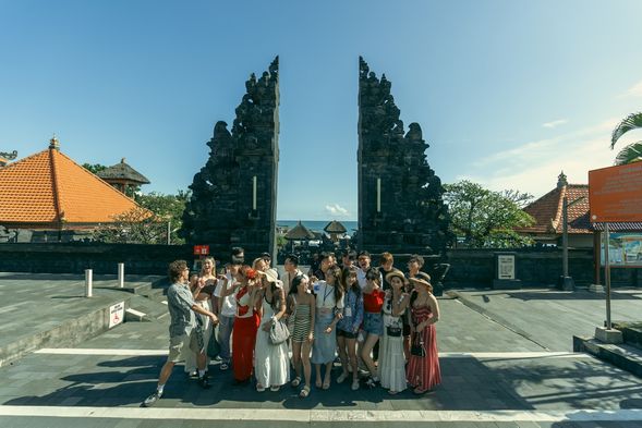 上午自由選擇火山日出吉普車/泛舟/沙灘車,午後前往經典海神廟拍照打卡,傍晚回到高級海灘渡假村