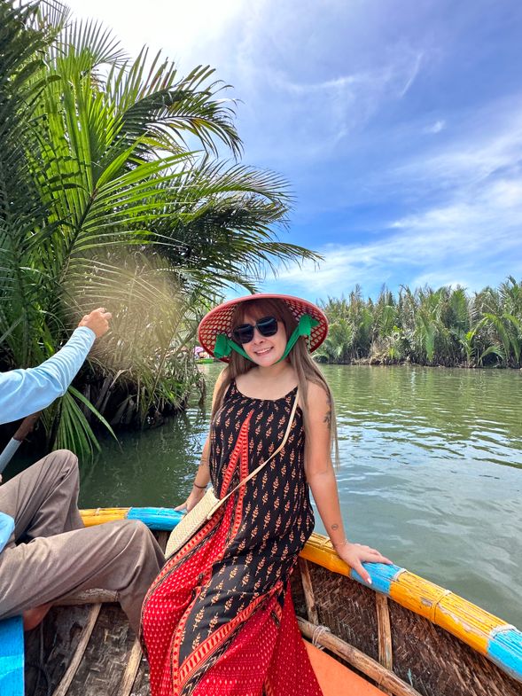 椰子船・海星沙灘・按摩放鬆
早餐後搭乘椰子船體驗道地水鄉文化,接著前往夢幻海星沙灘戲水、拍照,享用午餐。下午安排按摩一小時,讓身心徹底放鬆。晚餐安排當地餐廳。