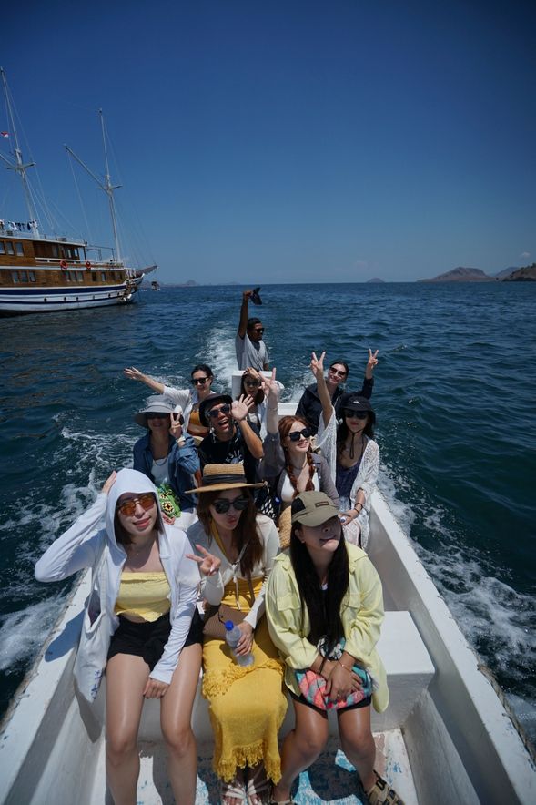 超市→港口→搭乘小船→大船