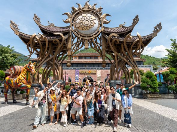 🏔️ 巴拿山太陽世界
搭乘纜車一路登上海拔約 1,500 公尺的巴拿山,穿梭雲霧之間,來到充滿歐式風情的越南小法國。彷彿一秒飛到歐洲,享受山林與異國建築交織的獨特景色。