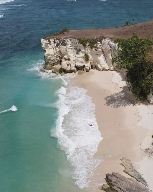 「穿過椰林遇見白石之境:Watubelah 秘境探索」