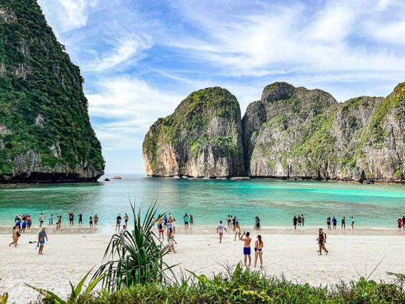 皮皮島跳島一日遊
早餐後出發至碼頭,展開皮皮島跳島一日遊行程。探索翡翠般的海水與純淨沙灘,可自由浮潛、拍美照,中午安排簡餐補充體力。傍晚返回市區後,安排泰式風味晚餐。