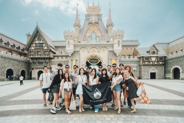 珍珠遊樂園・大世界拍照聖地
早餐後專車接送至珍珠遊樂園。園區內設有各式遊樂設施、室內水族館等,大人小孩皆能盡情遊玩,午餐於園區內享用簡餐。下午轉往富國大世界,欣賞異國建築、拍照打卡、可自費參加遊船體驗。晚餐安排當地餐廳享用越式料理。