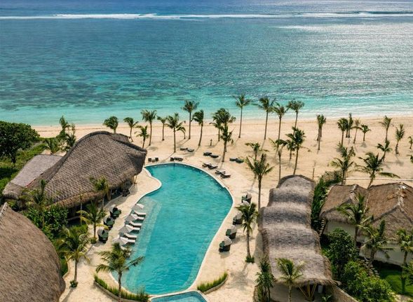 ARYA Sumba - Kodi 捨棄了傳統五星級飯店的標準化與金碧輝煌,轉而追求**「與自然共生」**。它坐落在松巴島最原始的科迪(Kodi)地區,遠離塵囂,提供了一種極致的隱私感與寧靜。對於想要徹底放空、找回自我的旅人來說,這裡是島上最高規格的避風港。