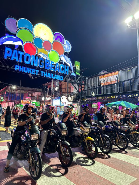 接機・夜市初探
抵達普吉島機場後,由當地中文司機導遊接機,安排泰國料理餐廳享用道地晚餐,晚間前往芭東夜市,自由逛街感受熱鬧氛圍。