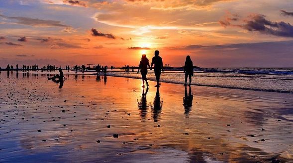 城市熱鬧感:初識峇里島,感受南洋活力
亮點特色: 抵達後入住市中心飯店,輕鬆步行到庫塔海灘迎接南洋夕陽,夜晚探索熱鬧市集與購物街。