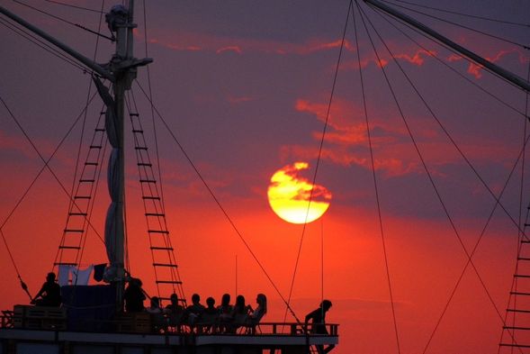 在船上等待日落