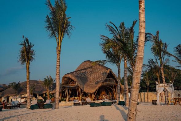 夕陽主場: 由於位處島嶼的最西端,這裡擁有全松巴島最震撼的日落視角。在傍晚時分,整個度假村會被染成金橘色,是攝影愛好者的天堂。