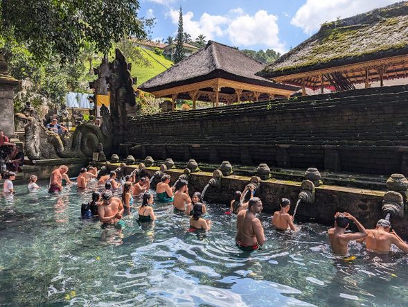 拜訪靈氣湧動的聖泉寺、品味梯田美景中的泳池俱樂部午餐、漫步烏布皇宮與市集,文化與自然兼具。