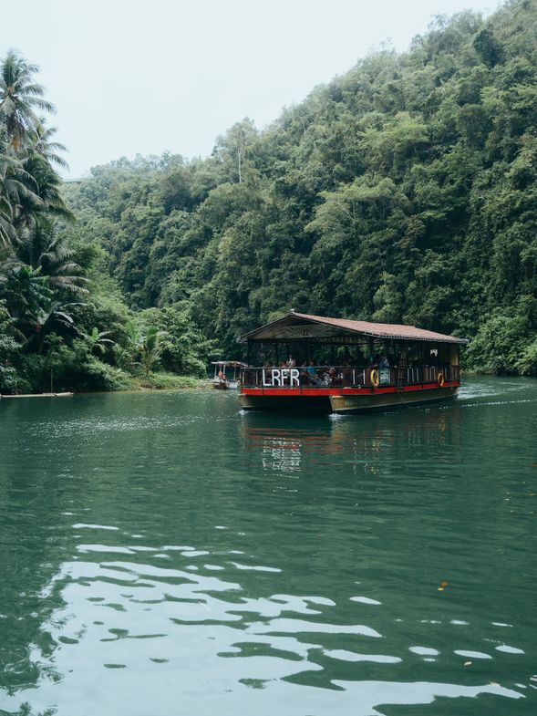 🎋 竹筏餐廳用餐
搭上傳統竹筏,在熱帶河谷間享用特色美食,感受悠閒島嶼時光