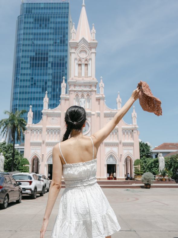 ⛪ 粉紅色浪漫地標
來到峴港市區最醒目的地標之一——峴港大教堂。粉嫩的外牆搭配哥德式建築風格,成為旅人來到峴港必拍的城市打卡景點。