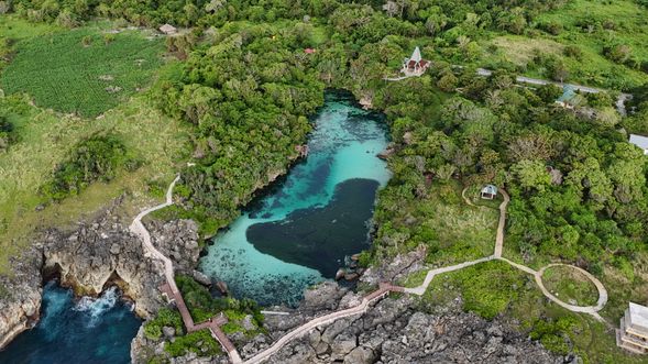 松巴最著名的自然奇景之一 Weekuri Lagoon,碧藍透明的海水湖被岩石與草原包圍,景色非常夢幻。