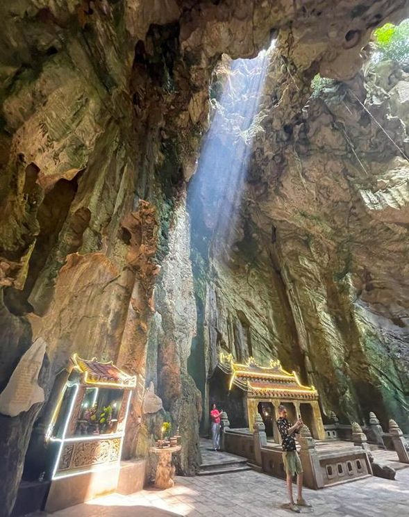 🌿 五行山
探索峴港著名的五行山,山中融合天然洞穴、石灰岩地形與佛教文化。沿著山間步道一路探索,在自然景觀中感受越南中部深厚的人文氣息。
