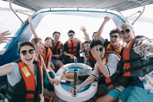 搭乘快艇前往海星沙灘