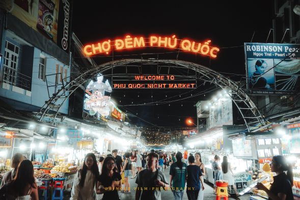 抵達富國・夜市初體驗
航班抵達富國島後,由當地中文司機/導遊接機。直接前往入住飯店後,傍晚安排前往富國夜市,自行品嚐當地特色小吃,感受熱鬧氛圍。