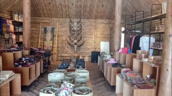 當地特色紀念品店:
「帶不走松巴的海,但可以帶走松巴的魂。UMMA KABA —— 將千年傳統轉化為掌心的溫度。」