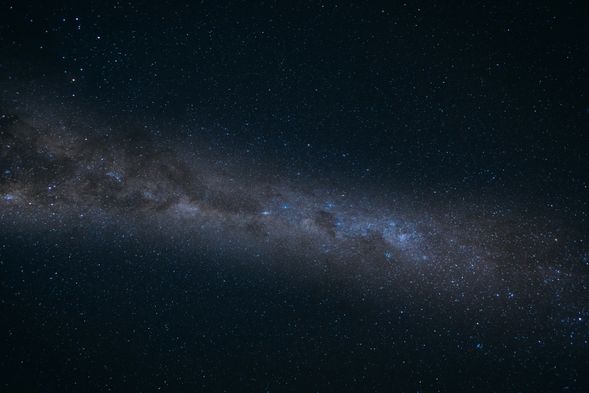 在夜晚的甲板上看著銀河與星星