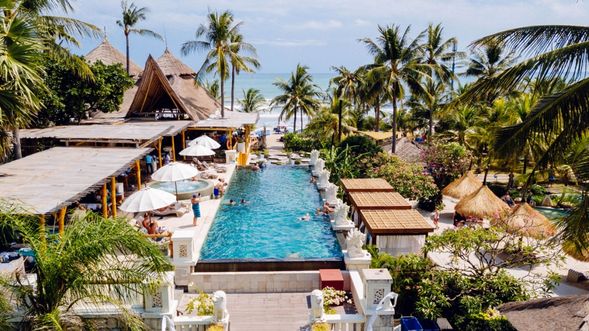 晚餐時間 → 步行前往 Azul Beach Club Bali (自費)