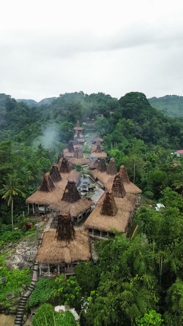 當地導遊/司機 →接機 → 出發前往→ Praijing Village
松巴最具代表性的山丘村落,可以深入了解松巴祖靈文化與傳統建築