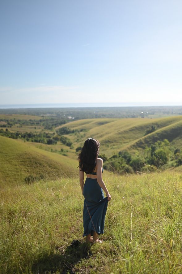 Ledongara Hills(雷東加拉山丘)
早上最後一站,站上遼闊草原眺望山海交界處,偶見馬群奔馳,為松巴旅程劃下寧靜句點。